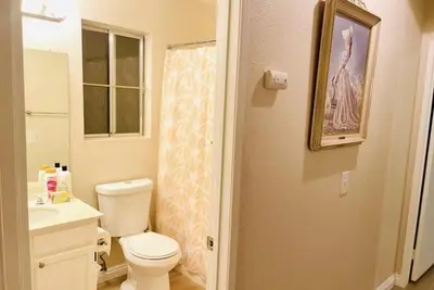 Image de house is clean and neat, 10 minutes to historic old town Temecula