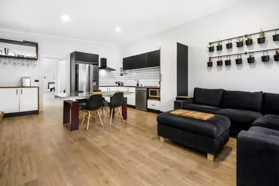 Image de South Terrace · Modern Oasis: Off-Street Parking, Kitchen, WiFi