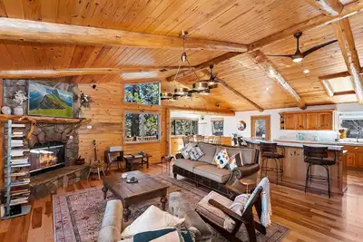 Image de Sky Pine Retreat by Destination Big Bear: Log Cabin Home! Game Room! Spa! Ev Charger!