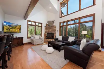 Image de Luxury Cascade Village Townhome/Amazing Views/2 mi to Purg