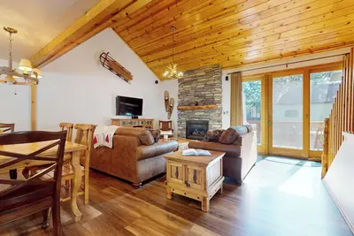 Image de Central Location, Pet-Friendly, Private Gas Grill, Washer/Dryer. Pool On-site