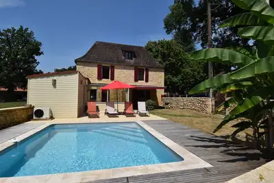 Image de Maison de charme en pierres avec piscine privée chauffée et jardin clos.