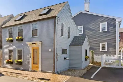 Image de Circa 1789 Historic South End Downtown Home