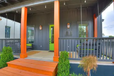 Image de Dual Porch Swings + Fenced Yard + Fire-pit