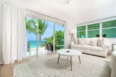 Image de Chic Family Friendly 3 Bed 2 Bath Beach Front Home