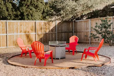 Image de Newly remodeled house with amazing backyard - 5 mins to Tech\/Umc