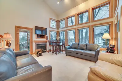 Image de Slopeside Boyne Mtn Resort Condo w/ Deck!