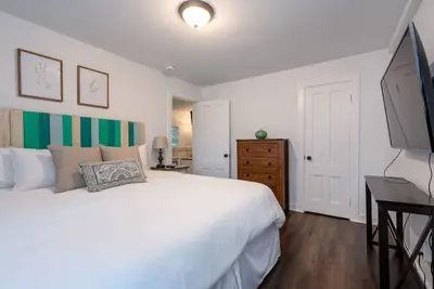 Image de Lovely 2-Bedroom Apt in Historic Carriage House