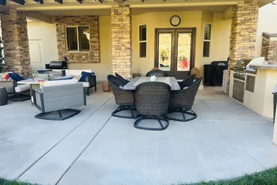 Image de Wonderful large family home, pool, hot tub, outdoor kitchen, Bear Claw Poppy