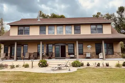 Image de Private Lake front home on 1200 feet of sandy beach. All year round house.