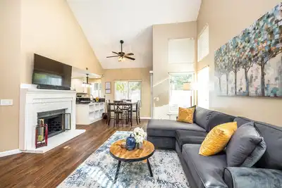 Image de Cheerful 4br Home W/ Washer & Dryer + Fireplace
