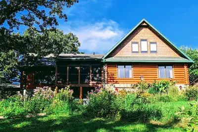 Image de Happy Days Log Home and garden on Fountain Lake. Toys for all!