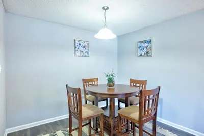 Image de 2 King suites located near Chs. Gym, pool, dogpark