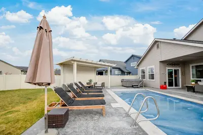 Image de Backyard Bungalow w/ Resort Like Backyard! ! !