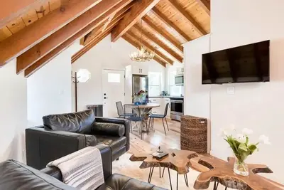 Image de New: Rustic Chic Apartment & Airstream!