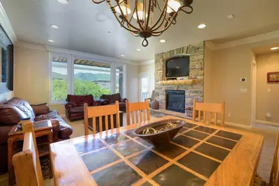 Image de Lakeside Escape 1 Br | Pool | Game Room | Hot Tub