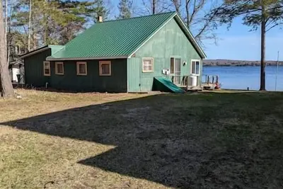 Image de Cabin on Au Train Lake in the Upper Peninsula