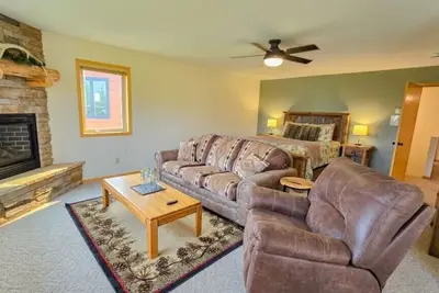 Image de 5th Fairway Retreat is located on the golf course and features great amenities!