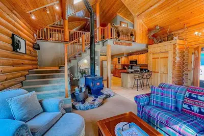 Image de Amazing Log Cabin Close to Town with two kitchens and two living rooms