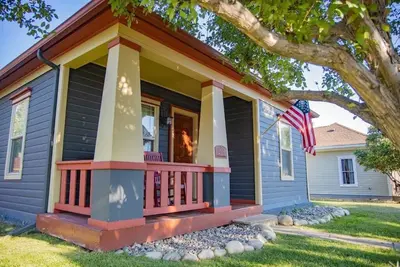 Image de Cute home close to downtown with hot tub