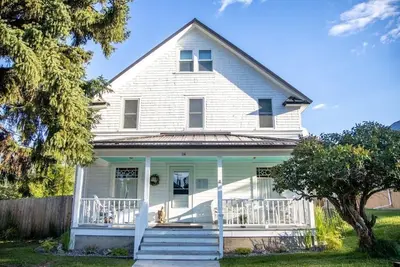Image de Historic home combining traditional craftsmanship and modern aesthetic