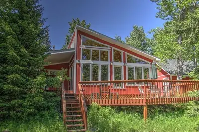 Image de Beautiful Red Lodge Cabin right on the river and only minutes from town.