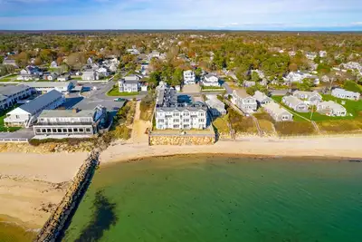 Image de Brand new Ocean Heights Condominium offering waterfront living at its best with a private beach!