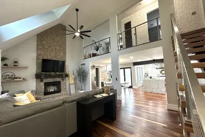 Image de High-end home w\/ fireplace, gourmet kitchen, sauna, game rm\/ large yard\/fire pit