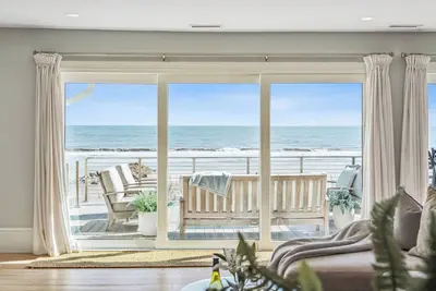 Image de 1105 E Arctic - White Sands - Oceanfront with Open Concept Beautiful Deck Direct Beach Access
