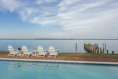 Image de New! Gorgeous Waterfront Estate with pool, beach and dock