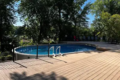 Image de Enjoy Florida in Illinois; House on Island with Pool
