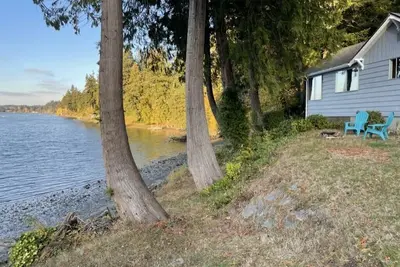 Image de Waterfront! ! Cozy beach cottage - just 10 min from Seattle ferries!