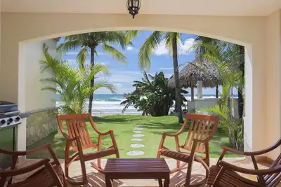Villas Iguana A-13: Beachfront Condo