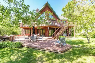 Image de Large Lakefront Home On Lake Petenwell With Volleyball Court *New Discounted Winter Rate*
