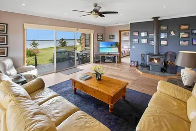 Image de Tambo Escape - Boasting 180-degree water views, down a quiet country road