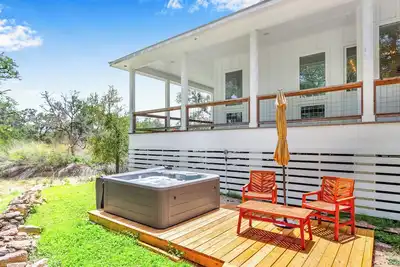 Image de Happiness Ranch - Oak Tree House | Elegant 2\/2 with Water Views
