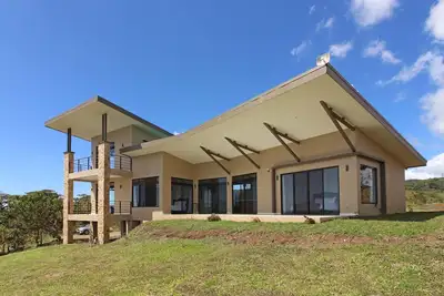 Image de New Modern Home with Best view of Arenal Volcano and Lake Arenal