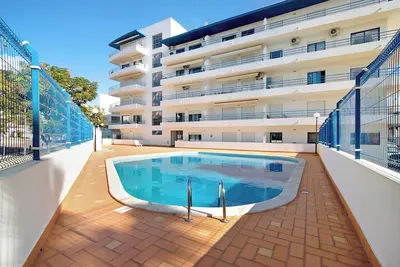 Image de Appartement \"Lovely one bedroom apartment\" avec piscine partagée, balcon et Wi-Fi.
