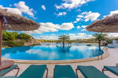 Appartement \"White Sands 613\" près de la plage avec vue sur la mer, piscine et Wi-Fi.