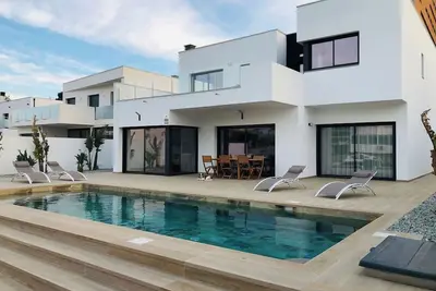 Villa avec piscine et vue sur le canal Av-44