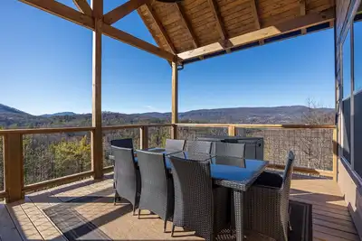 Image de Panoramic Views, Hot Tub, Arcade Games, & Free Attraction Passes