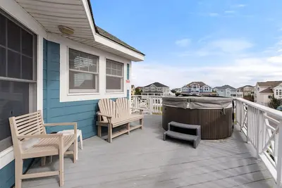 White Dolphin: Hot Tub | Pool Access | Pets Ok