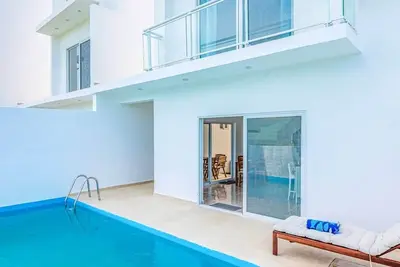3bd villa near Playa Chiquita, pool, Ac, hot water, cable Tv, Internet, parking