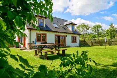 Image de Country farmhouse sleeps 9 with enclosed garden and games barn.