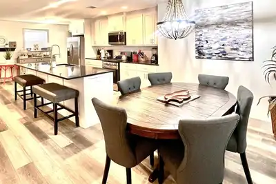 Image de The McKinney. Centrally located. A few blocks from Emma St and Downtown. Four be