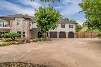 Image de Two houses, 7 bedrooms, 3 King beds, 7400 sq ft.