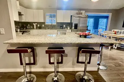 Image de The Grisham - 4 bedrooms, fenced yard, sun room