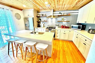 Image de Beaver Lake Modern Getaway, Remodeled Lakehouse