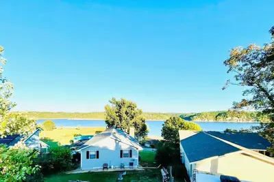 Beaver Lake Studio - King size bed and lake view