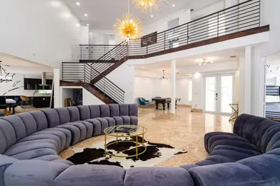 Image de 5000Sf  Luxe Mansion/Heated pool/Gameroom